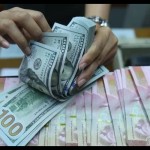 Dokumen - Pekerja menghitung uang dolar Amerika Serikat dan Rupiah di sebuah tempat penukaran uang di Jakarta. (ANTARA FOTO/Akbar Nugroho Gumay)-1671595055