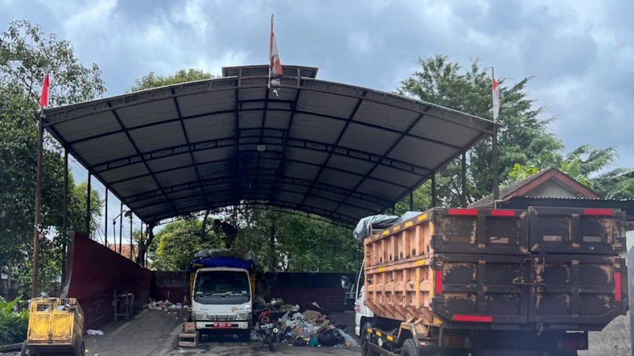 Dokumentasi - Kegiatan di salah satu depo sampah di Yogyakarta yang berada di dekat Stadion Mandala Krida Yogyakarta, (24/11/2022) (ANTARA/Eka AR)