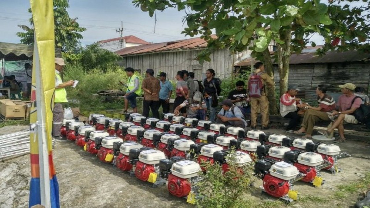 Dokumentasi - Pembagian paket konversi BBM ke BBG di Kotawaringin Barat dan Seruyan. (ANTARA/HO-Pertamina)