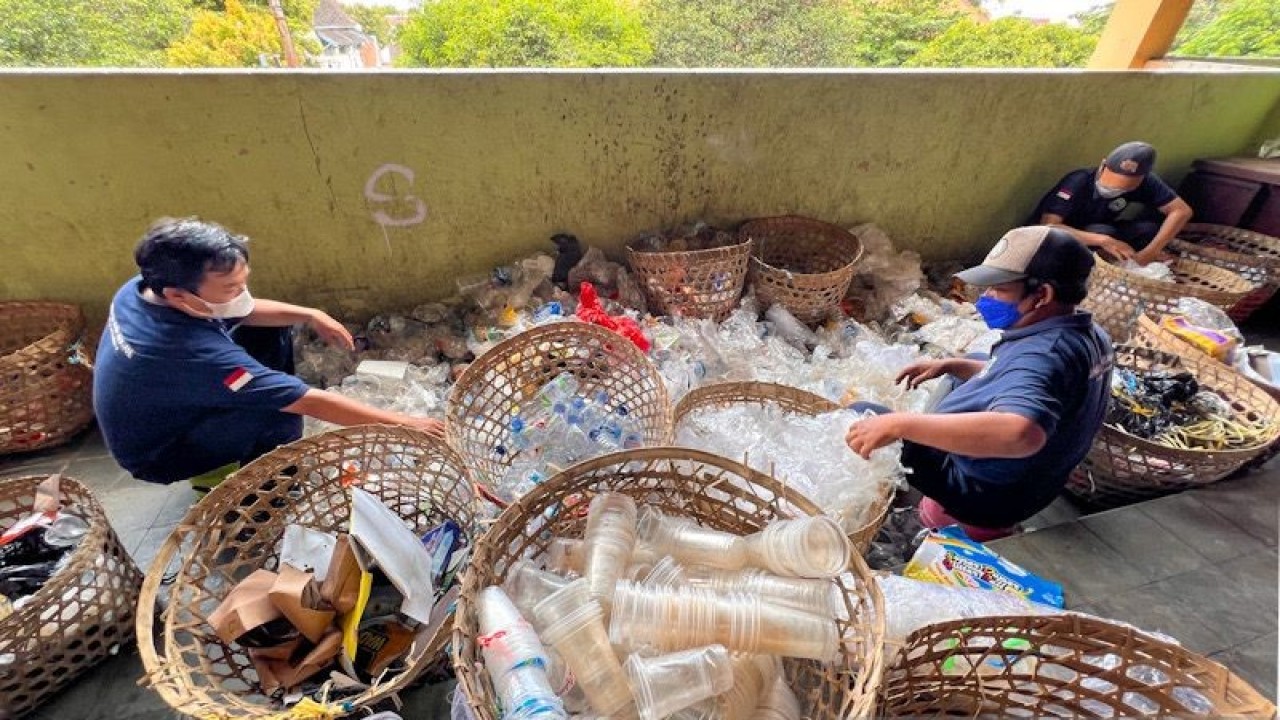 Dokumentasi - Pengelolaan sampah anorganik di bank sampah Pasar Beringharjo Yogyakarta (15/12/2022) (ANTARA/Eka AR)