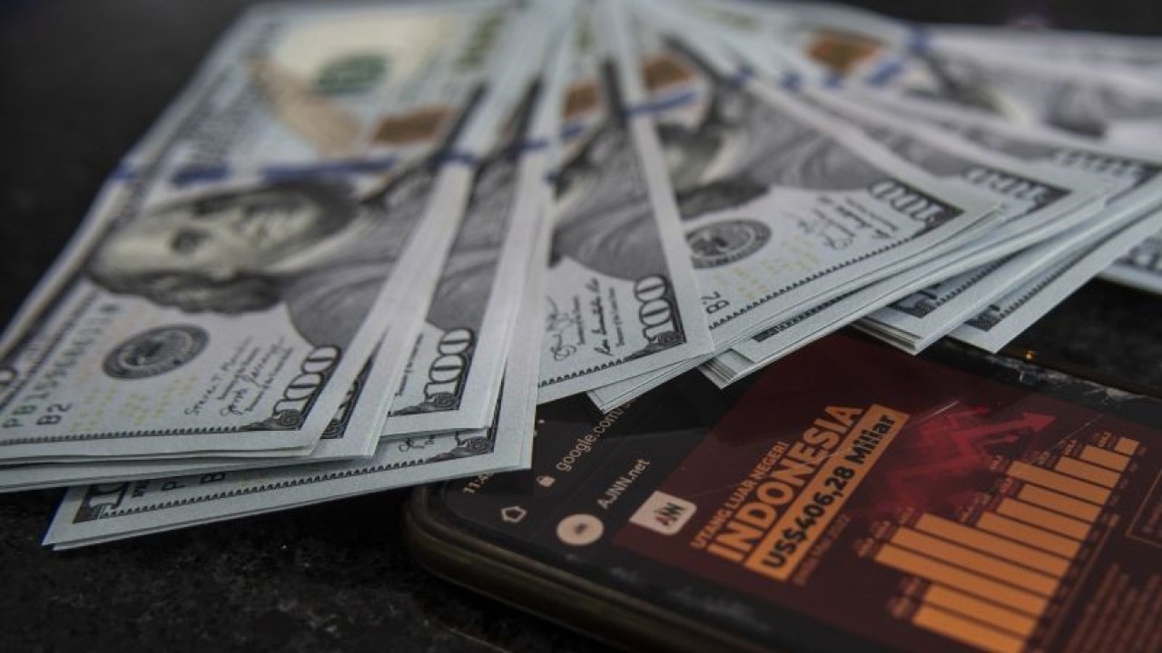 Tumpukan uang dolar AS berada di gerai penukaran mata uang asing VIP (Valuta Inti Prima) Money Changer, Jakarta, Jakarta, Rabu (16/11/2022). ANTARA FOTO/Muhammad Adimaja/foc. (ANTARA FOTO/MUHAMMAD ADIMAJA)