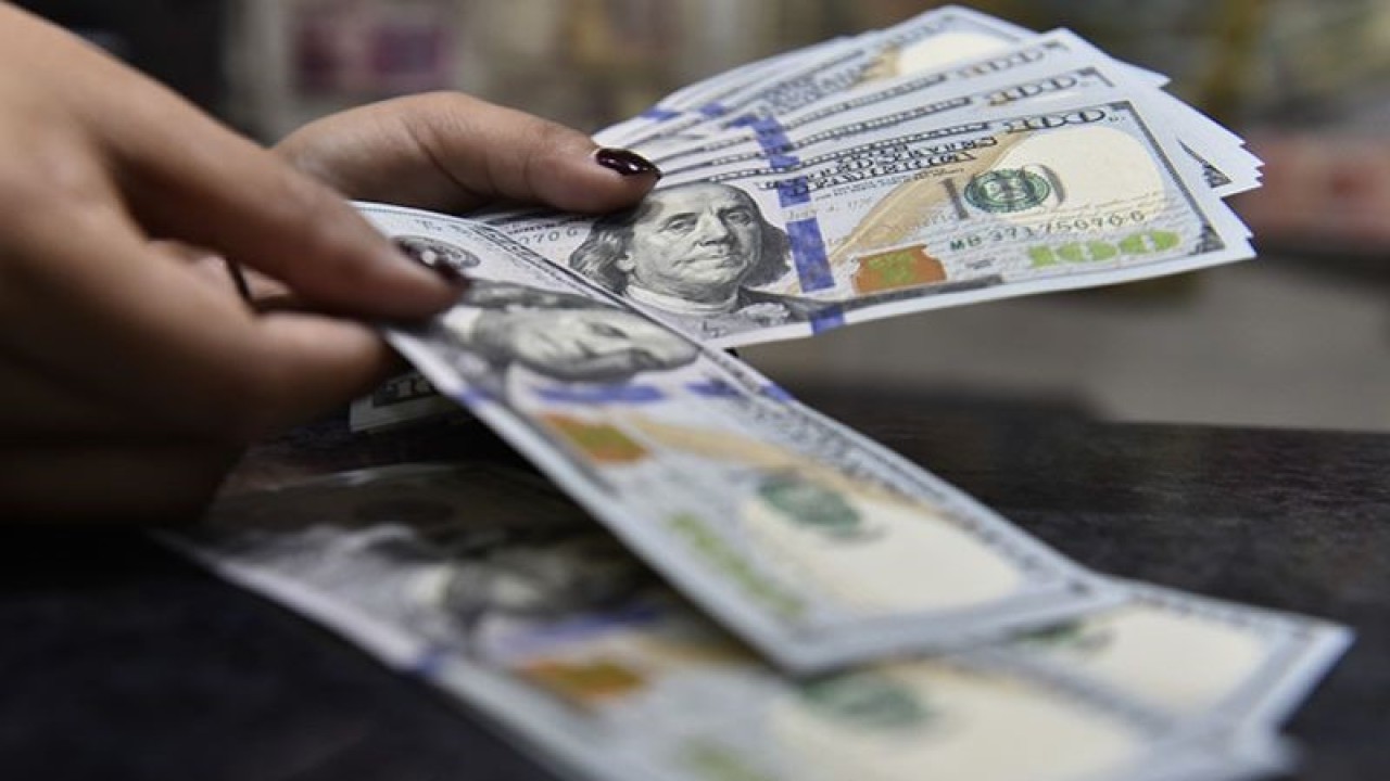 Petugas jasa penukaran uang asing Valuta Artha Mas menghitung pecahan 100 dolar AS di ITC Kuningan, Jakarta, Rabu (28/2). Nilai tukar rupiah terhadap Dolar AS melemah dan menyentuh Rp 13.747 per Dolar AS. ANTARA FOTO/Puspa Perwitasari/ama/pri.