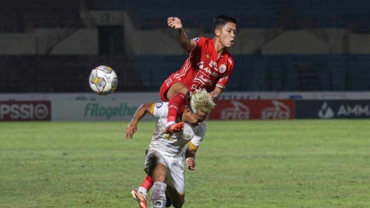 Bek sayap Persija Jakarta Rio Fahmi (atas) berebut bola dengan penyerang Dewa United Fahmi Al Ayubi (bawah) dalam laga BRI Liga 1 di Stadion Sultan Agung, Bantul, D.I Yogyakarta, Selasa (20/12/2022). ANTARA FOTO/Andreas Fitri Atmoko/aww.