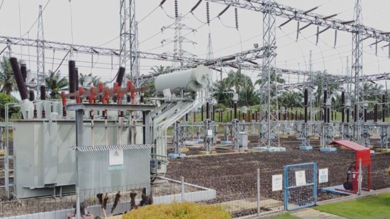 Ilustrasi. Pembangunan Gardu Induk 150 kV Simpang Empat dan SUTT 150 kV Pasaman - Simpang Empat Line 2 sepanjang 52,61 KMS dikerjakan dengan nilai investasi Rp 120,5 miliar dan nilai Tingkat Komponen Dalam Negeri (TKDN) sebesar 79,81 persen. (ANTARA/HO-PLN)
