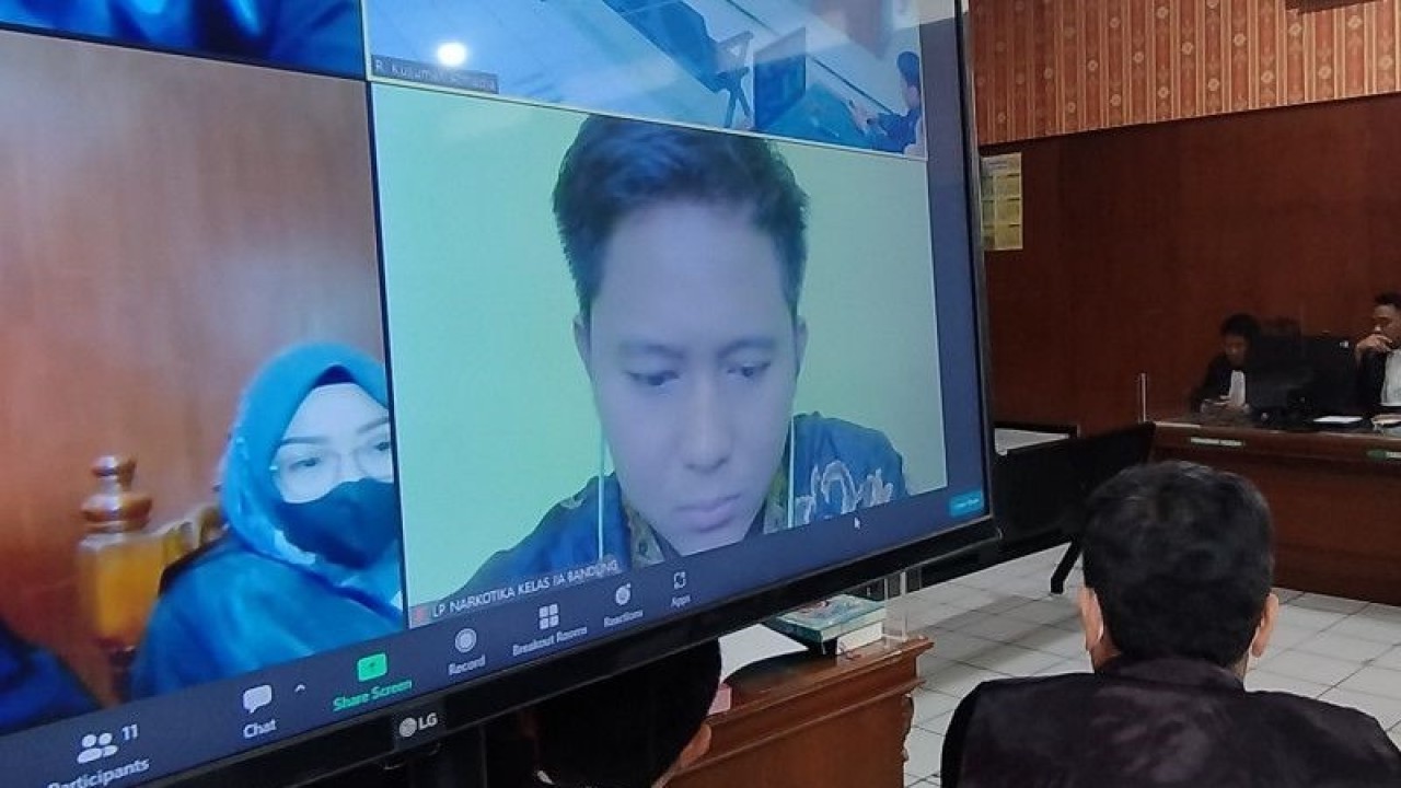 Doni Salmanan saat menjalani sidang vonis di Pengadilan Negeri PN Bandung, Kabupaten Bandung, Jawa Barat. ANTARA/Bagus Ahmad Rizaldi