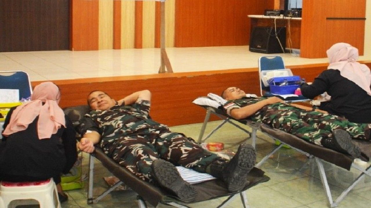 Prajurit di lingkungan Korem 172/PWY melaksanakann donor darah dalam rangkaian kegiatan Hari Juang TNI AD di Jayapura, Papua, Jumat. ANTARA/HO-Penerangan Korem 172/PWY