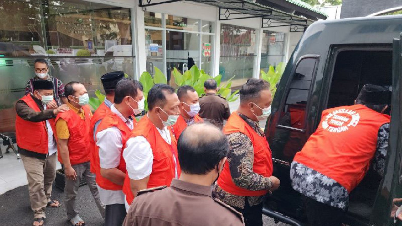 Delapan kades di Demak penyuap dosen UIN Semarang memasuki mobil tahanan usai ditahan Kejari Semarang, Selasa. (ANTARA/ I.C.Senjaya)