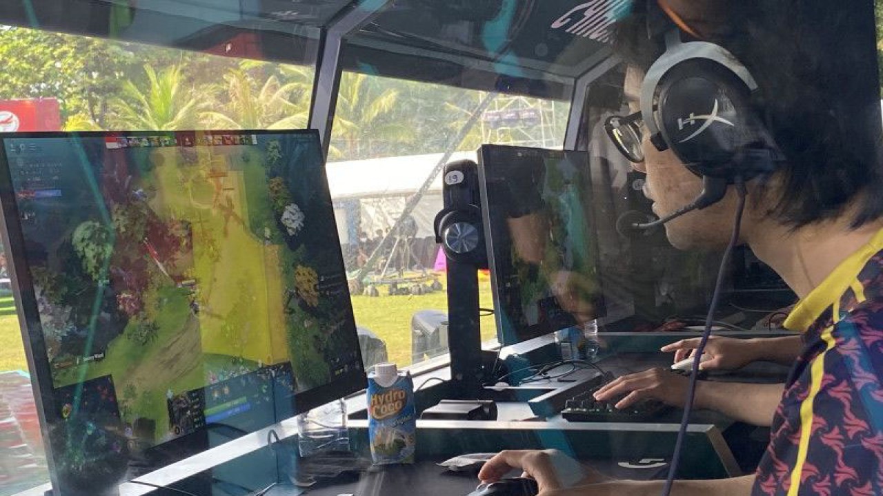 Salah seorang pemain timnas DOTA 2 Indonesia Randy "Dreamocel" berlaga dalam pertandingan pertama laga upper bracket Indonesia vs Aljazair dalam kejuaraan esport dunia IESF Bali 14th World Esports Championship 2022 di Merusaka, Nusa Dua, Bali, Selasa (6/12/2022). (ANTARA/Arindra Meodia)