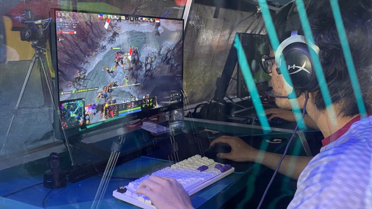 Para pemain timnas DOTA 2 Indonesia beraksi pada laga semifinal upper bracket melawan Filipina dalam kejuaraan esport dunia IESF Bali 14th World Esports Championship 2022, di Earth Stage, Merusaka, Nusa Dua, Bali, Rabu (7/12/2022). (ANTARA/Arindra Meodia)