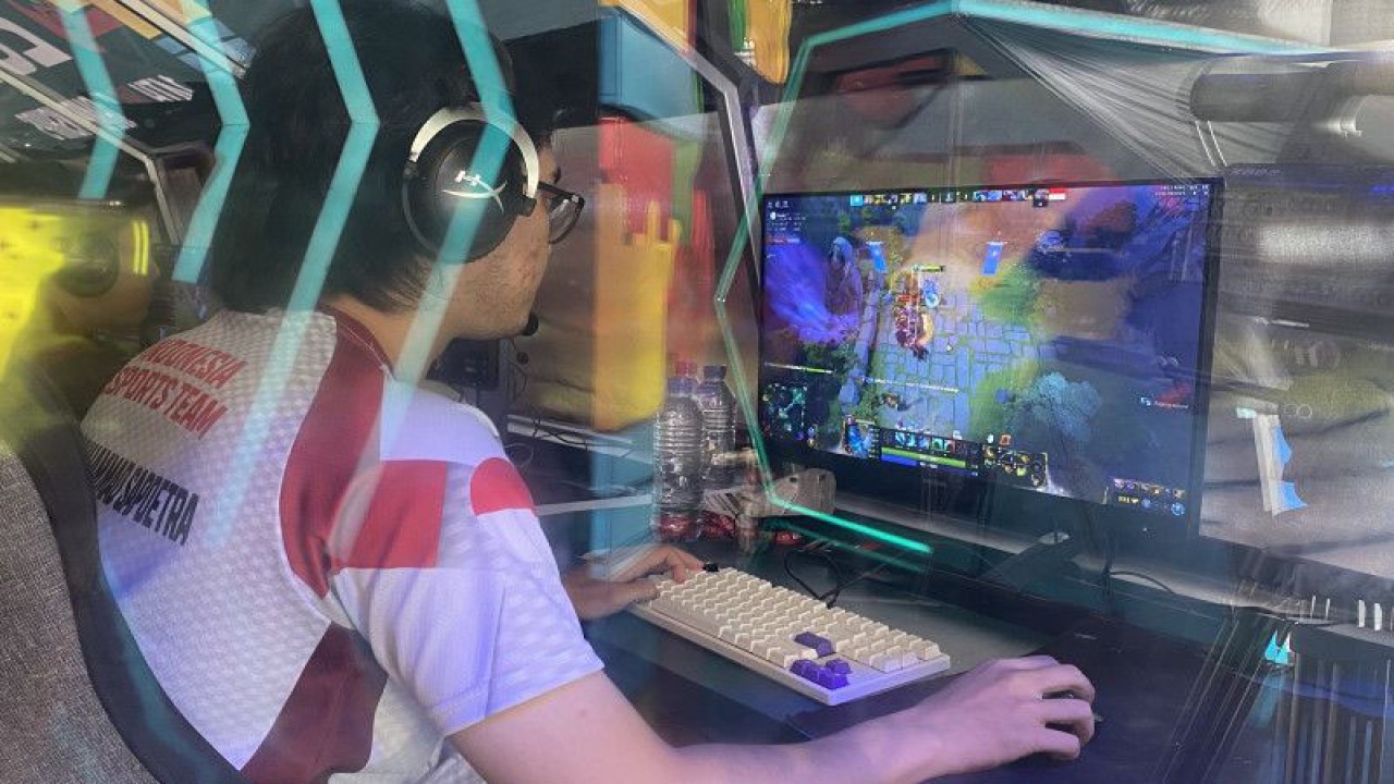 Salah seorang pemain timnas DOTA 2 Indonesia Randy "Dreamocel" berlaga pada pertandingan lower bracket Indonesia vs Kazakhstan dalam kejuaraan esport dunia IESF Bali 14th World Esports Championship 2022 di Merusaka, Nusa Dua, Bali, Kamis (8/12/2022). (ANTARA/Arindra Meodia)