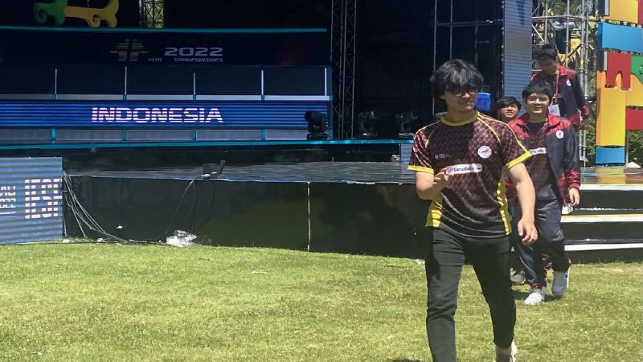 Para pemain timnas DOTA 2 Indonesia turun panggung usai memenangi laga melawan Thailand dalam semifinal lower bracket kejuaraan esport dunia IESF Bali 14th World Esports Championship 2022 di Earth Stage, Merusaka, Nusa Dua, Bali, Jumat (9/12/2022). (ANTARA/Arindra Meodia)