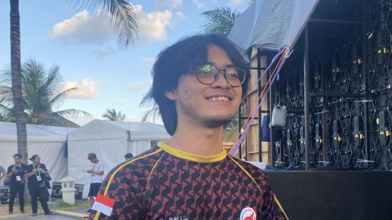 Salah seorang pemain timnas DOTA 2 Indonesia Randy "Dreamocel" ditemui usai laga final lower bracket kejuaraan esport dunia IESF Bali 14th World Esports Championship 2022 di Merusaka, Nusa Dua, Bali, Jumat (9/12/2022). (ANTARA/Arindra Meodia)