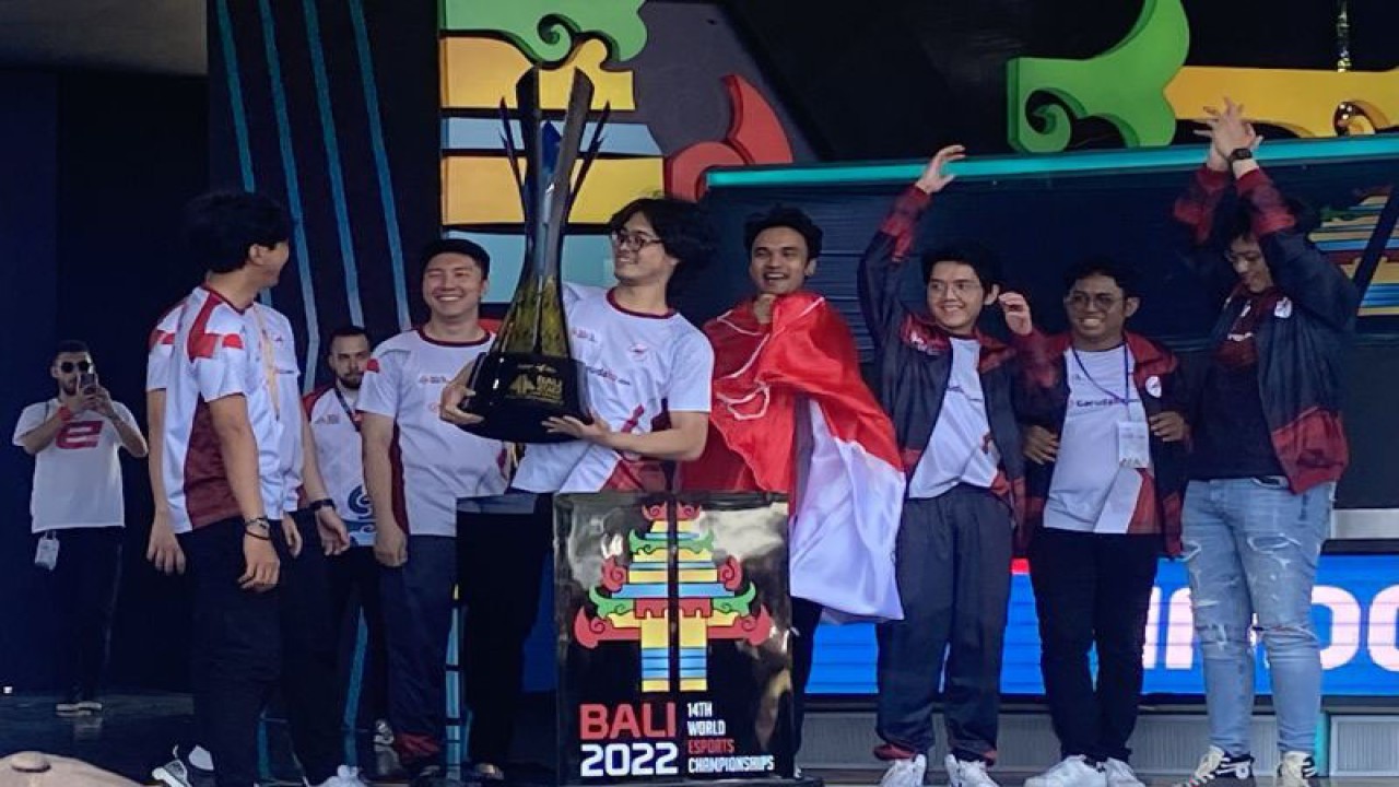 Para pemain timnas DOTA 2 Indonesia berfoto bersama setelah dinobatkan menjadi juara usai memenangi laga grand final melawan Filipina dalam kejuaraan esport dunia IESF Bali 14th World Esports Championship 2022 di Earth Stage, Merusaka, Nusa Dua, Bali, Sabtu (10/12/2022). (ANTARA/Arindra Meodia)