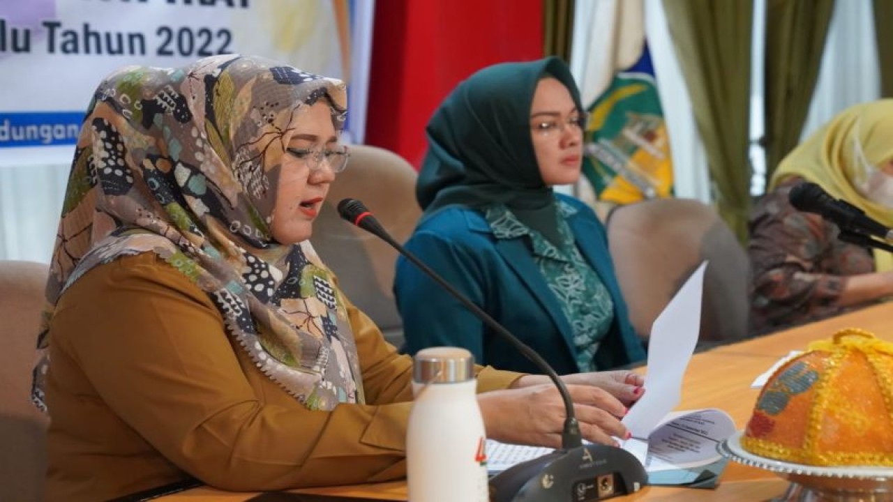 Kepala Dinas Pemberdayaan Perempuan dan Perlindungan Anak (DP3A) Kota Palu, Yudhi Riyani Firman (kiri) menyampaikan arahannya pada kegiatan pelatihan kepemimpinan perempuan tenaga kerja bersertifikat di Palu, Senin (12/12/2022). ANTARA/HO-Humas Pemkot Palu