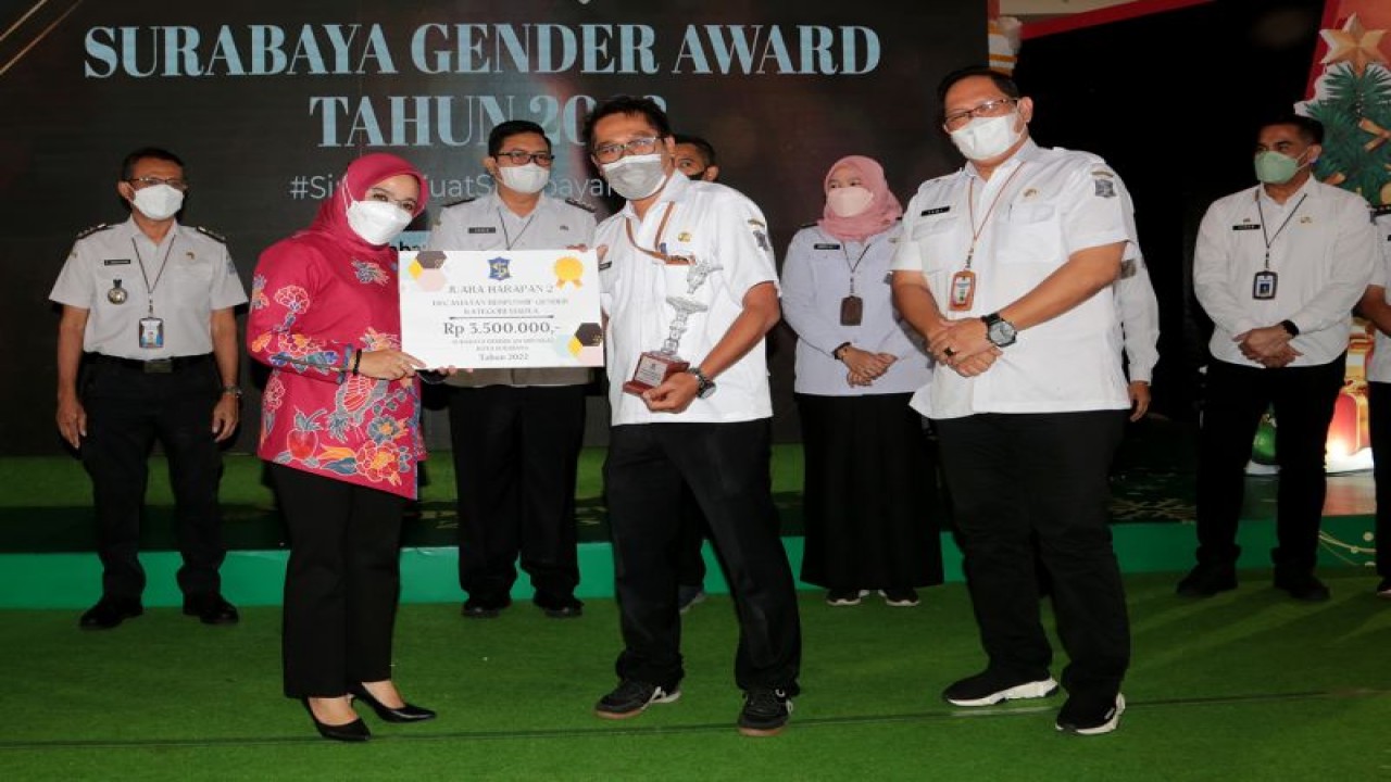 Kepala Dinas Pemberdayaan Perempuan dan Perlindungan Anak serta Pengendalian Penduduk dan Keluarga Berencana (DP3APPKB) Kota Surabaya Tomi Ardiyanto (kanan) dan Ketua Tim Penggerak (TP) PKK Surabaya Rini Indriyani saat awarding SGA yang digelar secara umum di Royal Plaza Surabaya pada Rabu (14/12/2022). (FOTO ANTARA/HO-Diskominfo Surabaya)