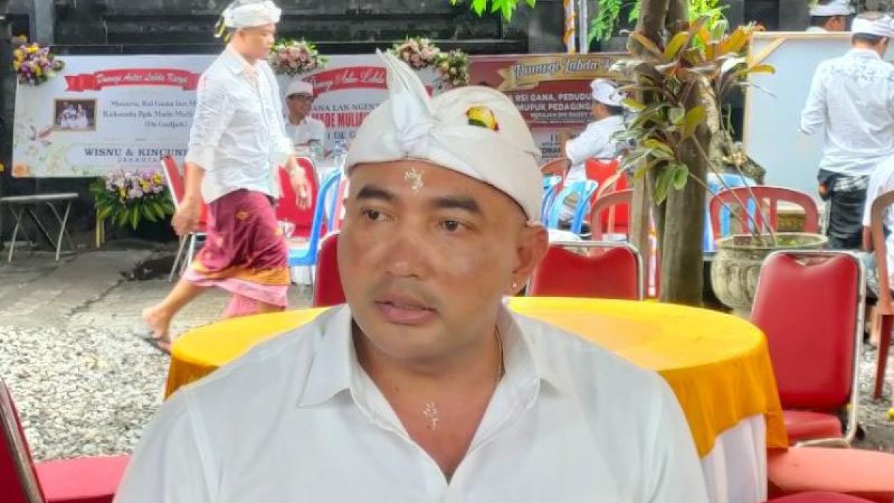 Ketua DPD Partai Gerindra Made Muliawan Arya saat berbincang dengan awak media di kediamannya di Denpasar, Selasa (27-12-2022). ANTARA/Ni Luh Rhismawati