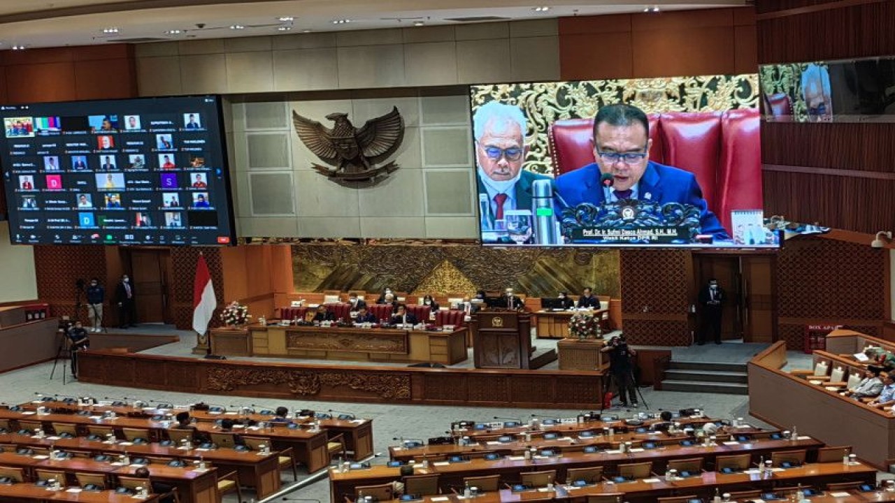 Wakil Ketua DPR RI Sufmi Dasco Ahmad memimpin Rapat Paripurna DPR RI ke-11 Masa Persidangan II Tahun Sidang 2022-2023 di Komplek Parlemen, Jakarta, Selasa (6-12-2022). (ANTARA/Melalusa Susthira K.)