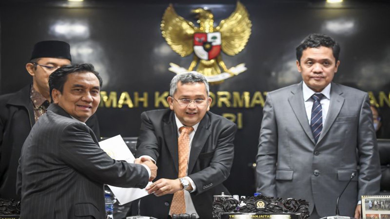 Wakil Ketua Mahkamah Kehormatan Dewan (MKD) DPR RI selaku pimpinan sidang, Trimedya Panjaitan (kedua kanan) memberikan surat putusan kepada anggota Komisi I DPR Effendi Simbolon (kedua kiri) disaksikan pimpinan lainnya Habiburokhman (kanan) dan Maman Imanul (kiri) saat sidang putusan dugaan pelanggaran etik terkait ucapan "TNI seperti gerombolan" di Kompleks Parlemen, Senayan, Jakarta, Kamis (15/9/2022). ANTARA FOTO/M Risyal Hidayat/hp (ANTARA FOTO/M RISYAL HIDAYAT)