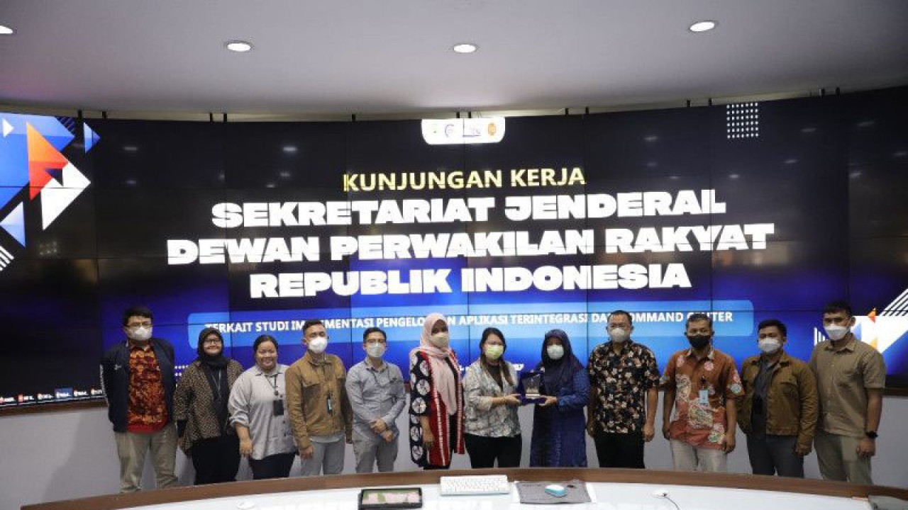 Rombongan Sekretariat Jenderal (Setjen) Dewan Perwakilan Rakyat Republik Indonesia (DPR RI) dan Diskominfo Kota Tangerang, Provinsi Banten, berfoto bersama di ruang Tangerang LIve Room. Setjen DPR mengaku tertarik untuk melakukan replikasi aplikasi milik Pemkot Tangerang, Kamis (15/12/2022. FOTO ANTARA/HO-Diskominfo Kota Tangerang