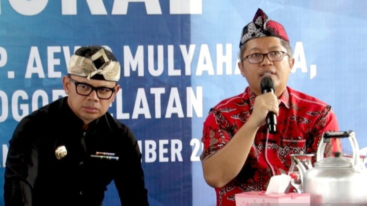 Wakil Ketua II DPRD Kota Bogor, Dadang Iskandar Danubrata (kanan) bersama Wali Kota Bogor Bima Arya Sugiarto (kiri) saat merayakan Pekan Hak Asasi Manusia (HAM) Kota Bogor yang diselenggarakan di Kecamatan Bogor Selatan dalam bentuk diskusi dengan tema 'Merawat Kebudayaan Lokal' di Argo Edukasi Wisata Organik (AEWO) Mulyaharja, Kamis (8/12/2022). (ANTARA/HO/DPRD Kota Bogor)