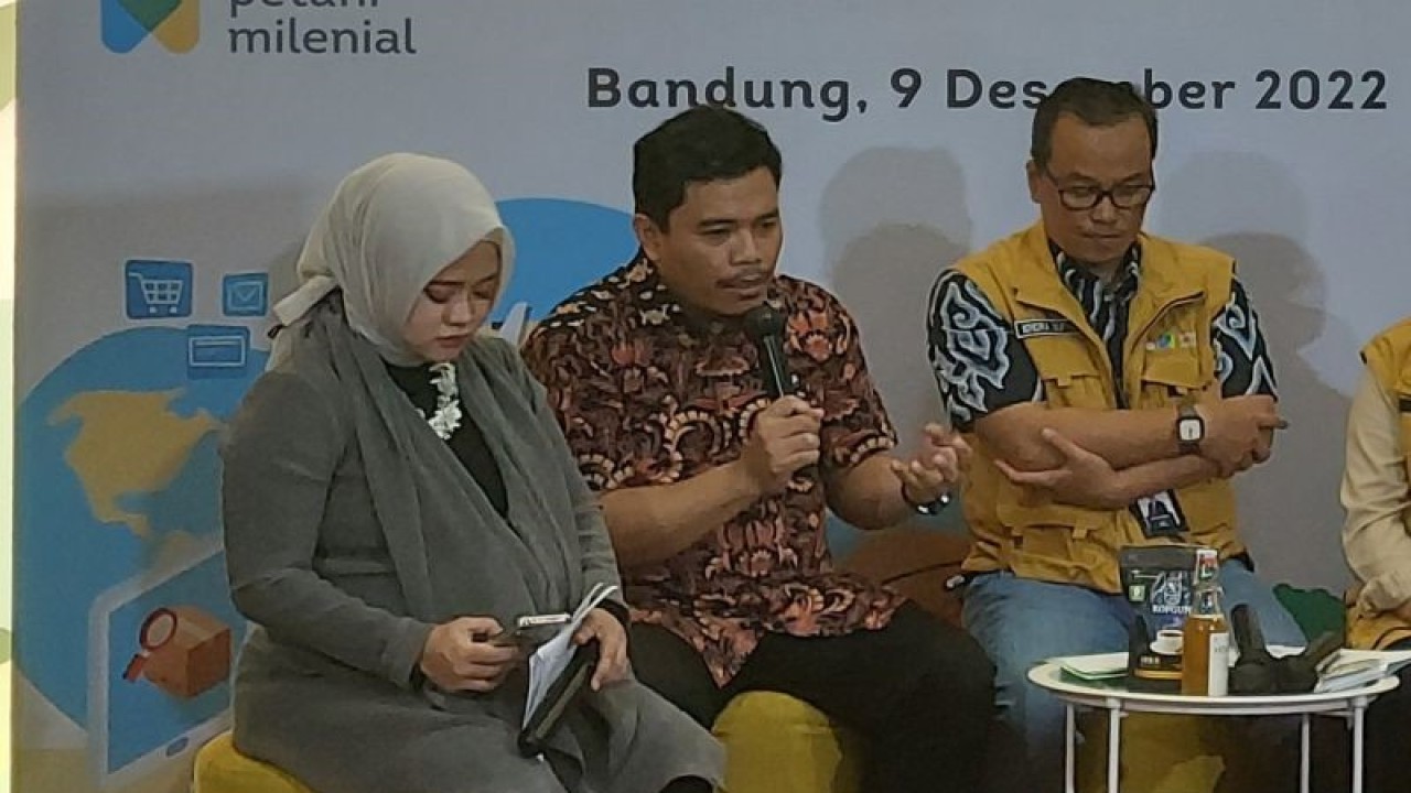 Sekretaris Komisi II DPRD Provinsi Jawa Barat, R Yunandar Rukhiadi Eka Perwira (tengah) saat peresmian Gerai Petani Milenial di Cihampelas Walk Kota Bandung, Jumat (9/12/2022). (ANTARA/Ajat Sudrajat)