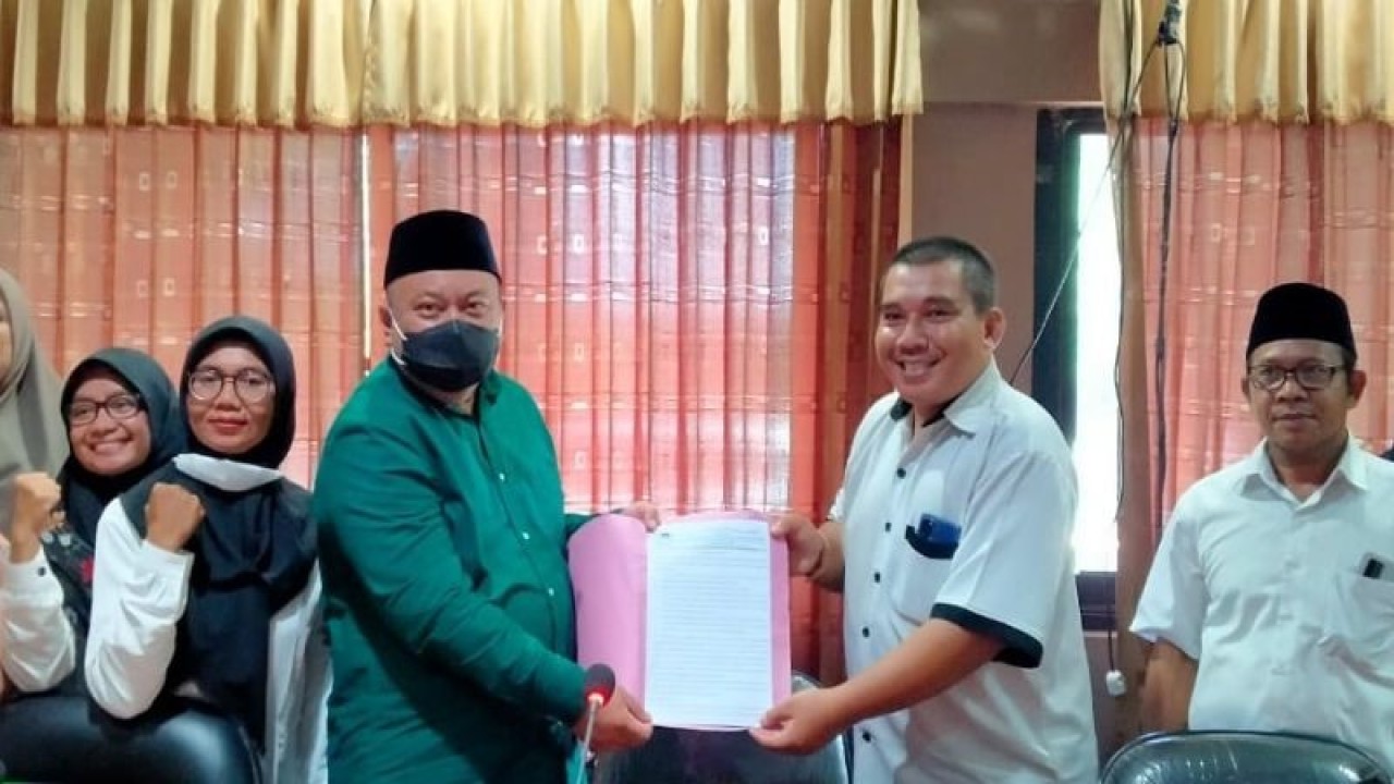 Ketua Komisi V DPRD NTB, Lalu Hadrian Irfani saat menerima perwakilan guru honorer yang tergabung dalam Forum PPPK Prioritas (P1) di Gedung DPRD NTB di Mataram, Rabu (7/12/2022). ANTARA/Nur Imansyah