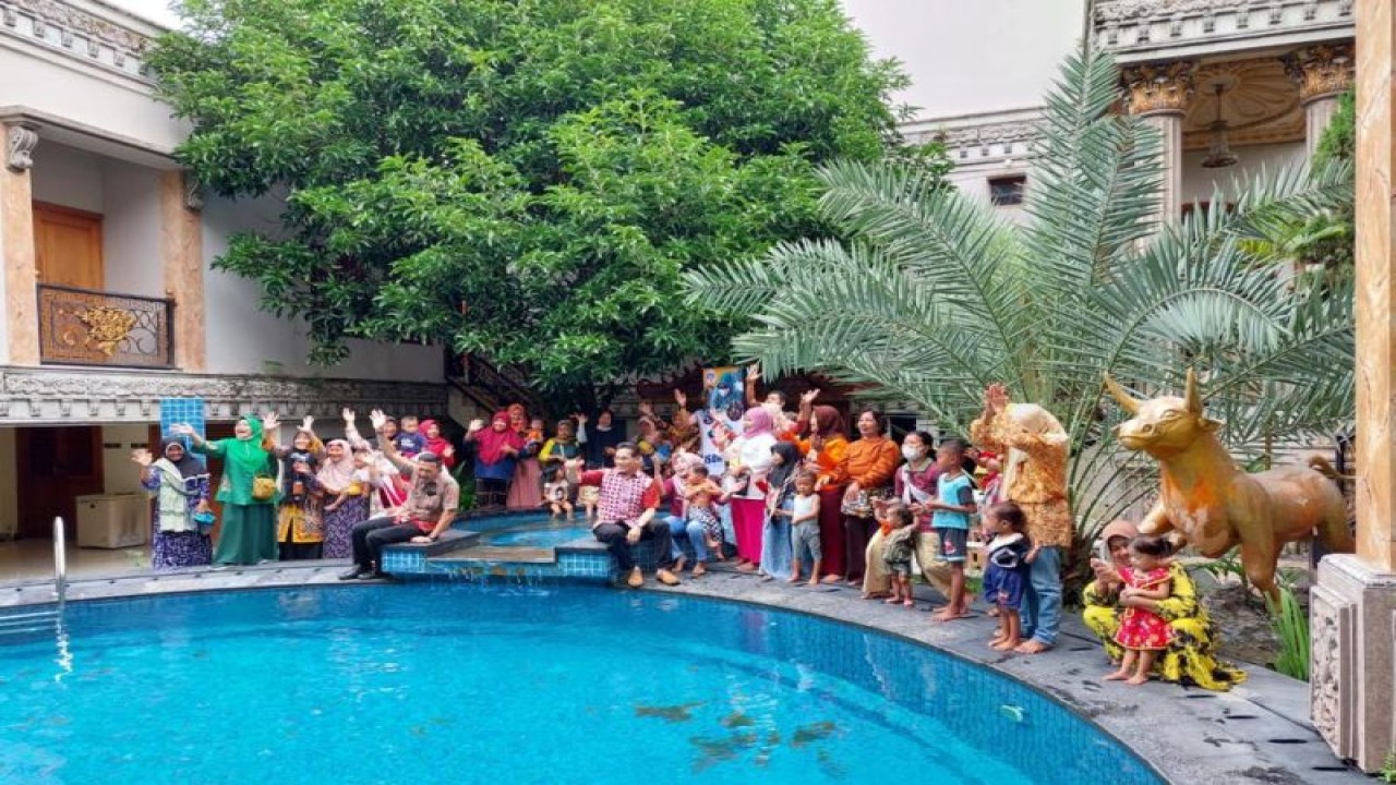 Anggota Komisi B DPRD Surabaya Riswanto menggunakan fasilitas pribadi berupa rumah beserta kolam renang untuk pencegahan dan penanganan stunting atau kerdil, di Perumahan Pantai Mentari Blok B No 17 Kelurahan Kenjeran, Kecamatan Bulak, Kota Surabaya, Jatim, Kamis (29/12/2022). ANTARA/HO-DPRD Surabaya