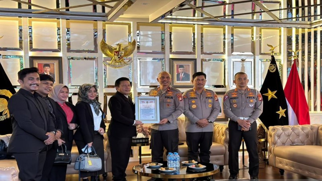 Direktur Eksekutif Lemkapi Dr Edi Hasibuan menyerahkan penghargaan atas penerapan ETLE Mobile Polda Metro Jaya kepada Wakapolda Metro Jaya Brigjen Pol Hendro Pandowo. ANTARA/HO-Lemkapi