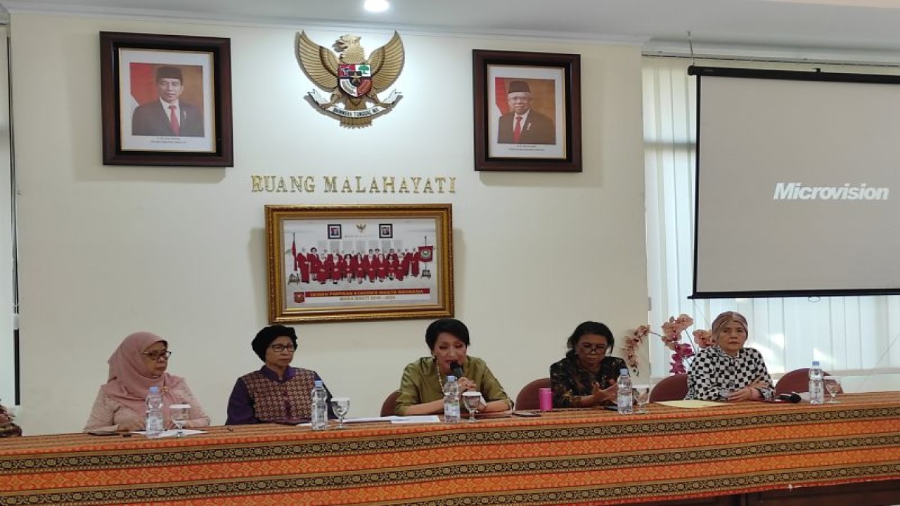 Ketua Umum Kongres Wanita Indonesia Dr Giwo Rubianto Wiyogo (tengah) di Jakarta, Selasa (20/12/2022). (ANTARA/Indriani)