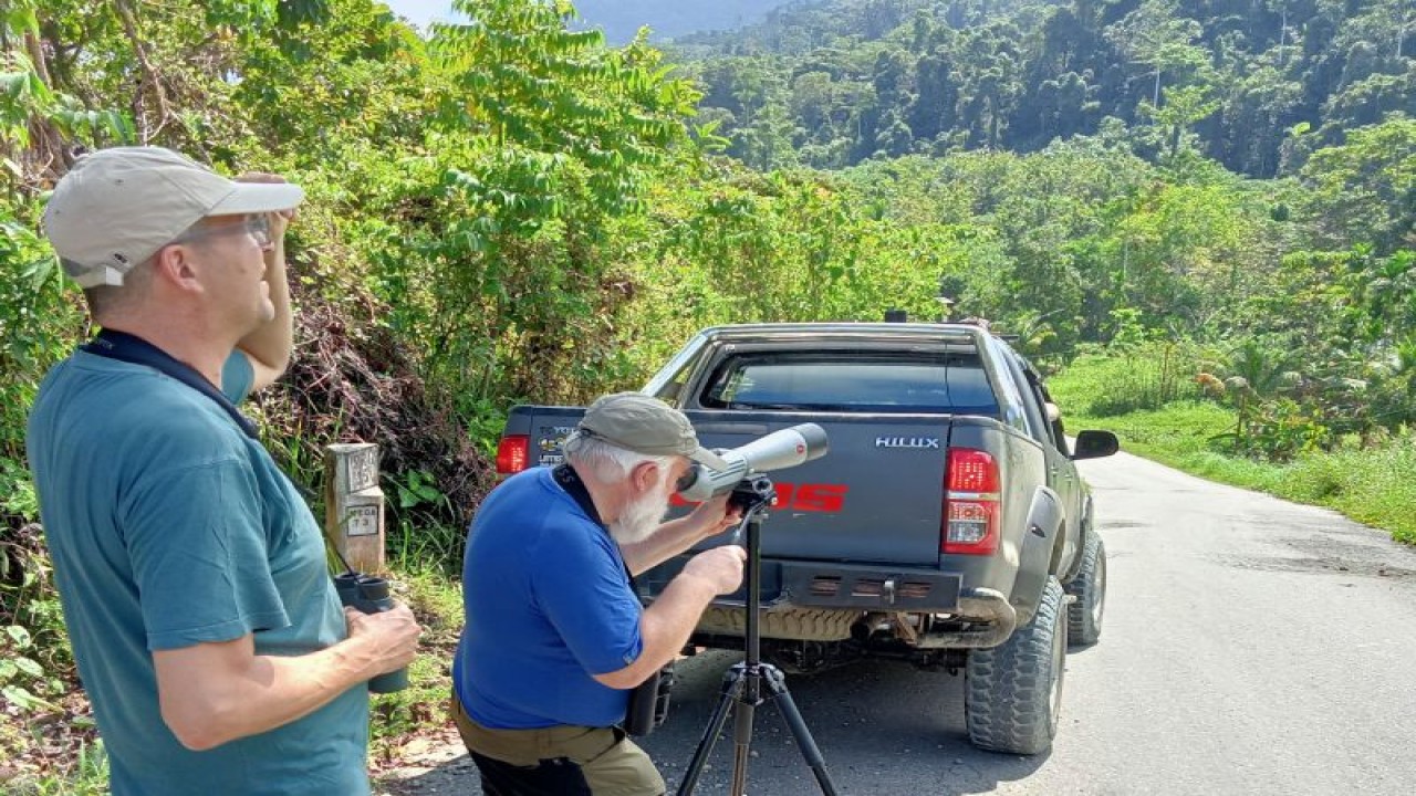Ahli serta peneliti burung di benua Eropa, dr Hans Gunther Bauer dan temannya saat melakukan pengamatan burung di Kabupaten Sorong, Provinsi Papua Barat, Kamis (15/12/2022). (FOTO ANTARA/Ernes Broning Kakisina)