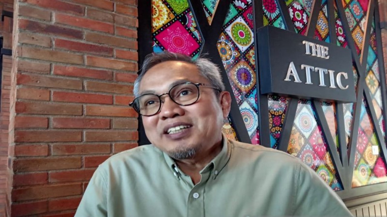 Akademisi dari Universitas Hasanuddin, DR Iqbal Sultan disela Workshop Pengembangan Materi dan Isi Pesan Promosi, Komunikasi, Informasi dan Edukasi yang digelar BKKBN Sulsel, di Makassar, Selasa (27/12/2022). Antara/ Suriani Mappong