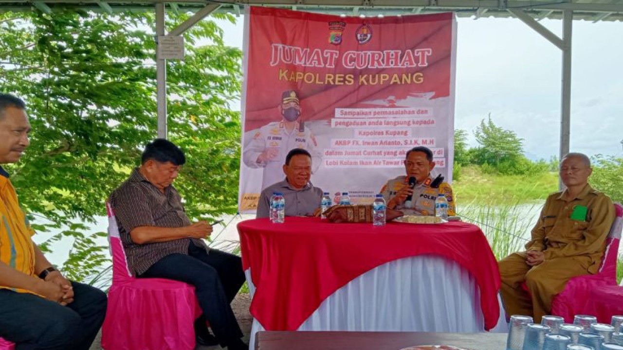 Kepala Dinas Kesehatan Kabupaten Kupang, Provinsi Nusa Tenggara Timur, dr Robert AJ Amheka (kanan) (ANTARA/Benny Jahang)