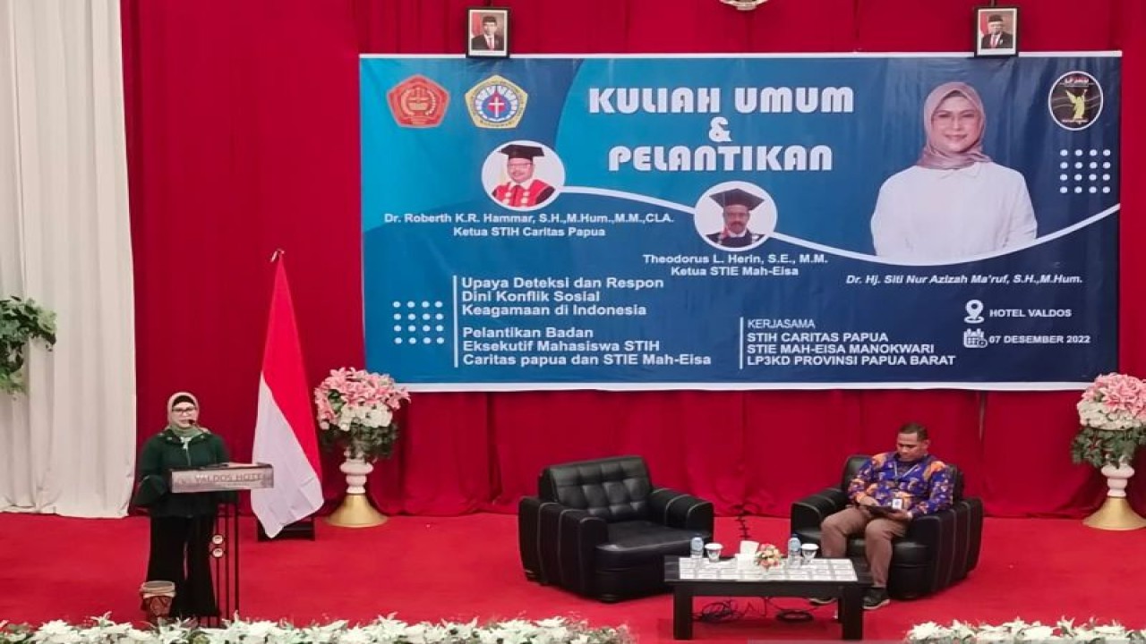 Dr. Siti Nur Azizah Ma'ruf saat memberi kuliah umum pada Mahasiswa STIH Caritas Papua di Manokwari.ANTARA/Tri Adi Santoso