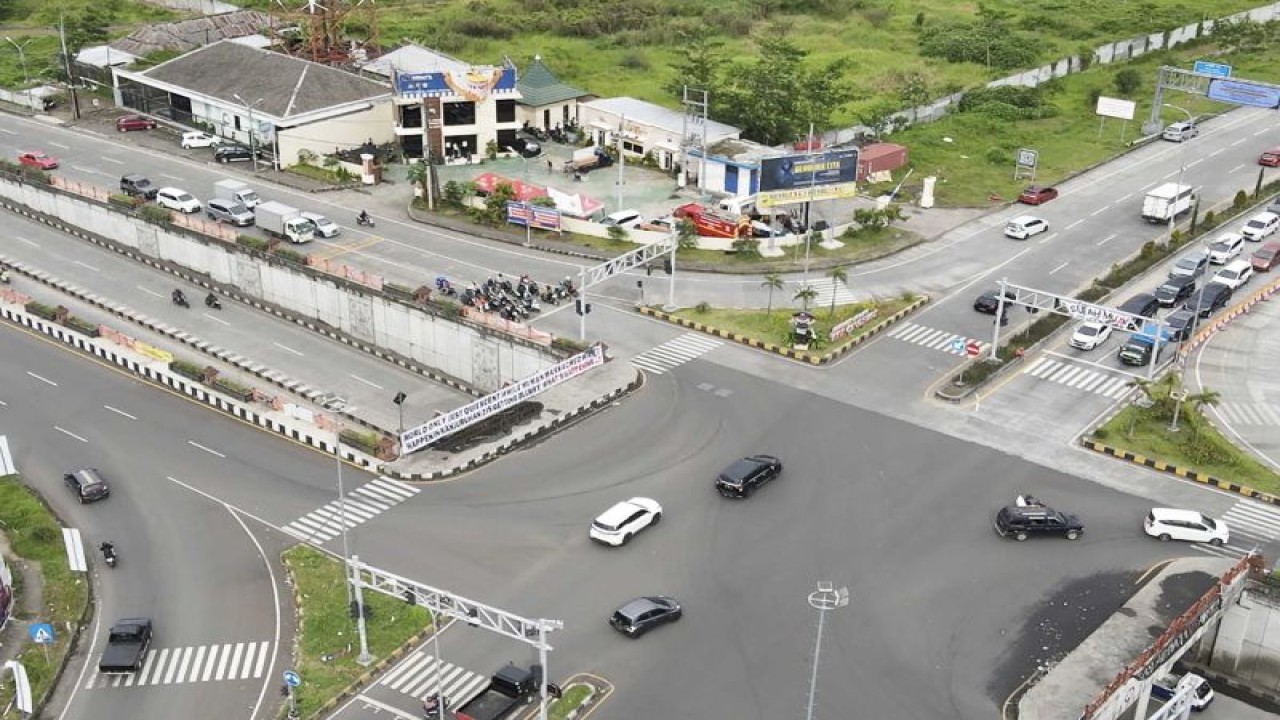 Pantauan arus lalu lintas dari udara menggunakan pesawat nirawak atau drone Polres Malang di simpang empat Karanglo, Kabupaten Malang, Jawa Timur, Kamis (29/12/2022). (ANTARA/HO-Humas Polres Malang)