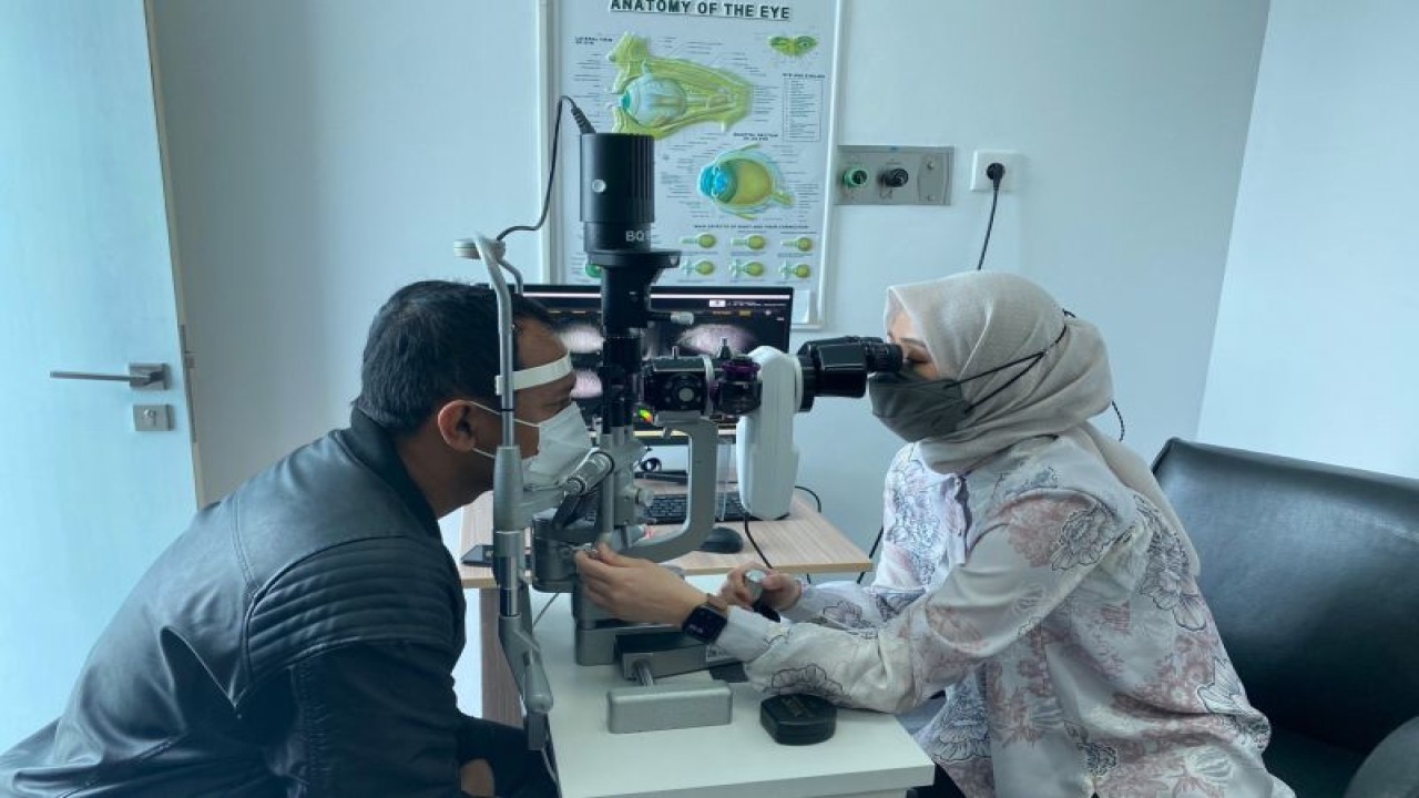 Dokter Spesialis Mata RSCM Kencana Jakarta Jessica Zarwan saat memperlihatkan pemberian layanan kesehatan mata di Dry Eye Clinic di Jakarta, Jumat (2/12/2022). (ANTARA/Hreeloita Dharma Shanti)