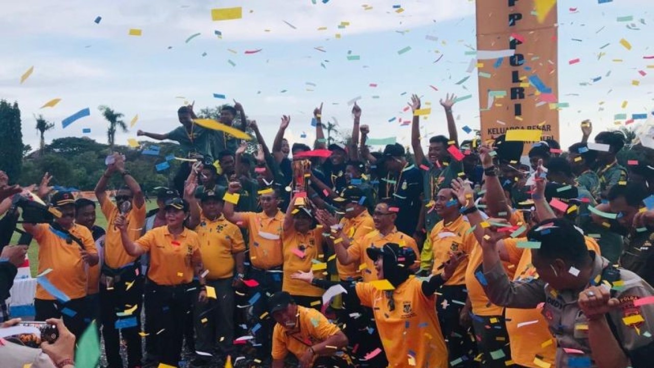 Bhayangkara Youth FA berpose bersama merayakan kemenangan dalam ajang sepak bola bertajuk Dream Comes True Keluarga Besar Putra Putri Polri Internasional Cup 2022 di lapangan Niti Mandala, Renon, Denpasar, Bali, Selasa (13/12/2022). ANTARA/Rolandus Nampu