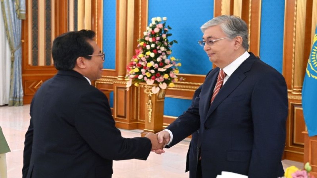 Arsip - Duta Besar RI untuk Kazakhstan dan Tajikistan Fadjroel Rachman bertemu dengan Presiden Kazakhstan Kasyim Jomart Tokayev di Istana Akorda, Astana, Kazakhstan, 4 November 2022. (ANTARA/HO-KBRI Kazakhstan)