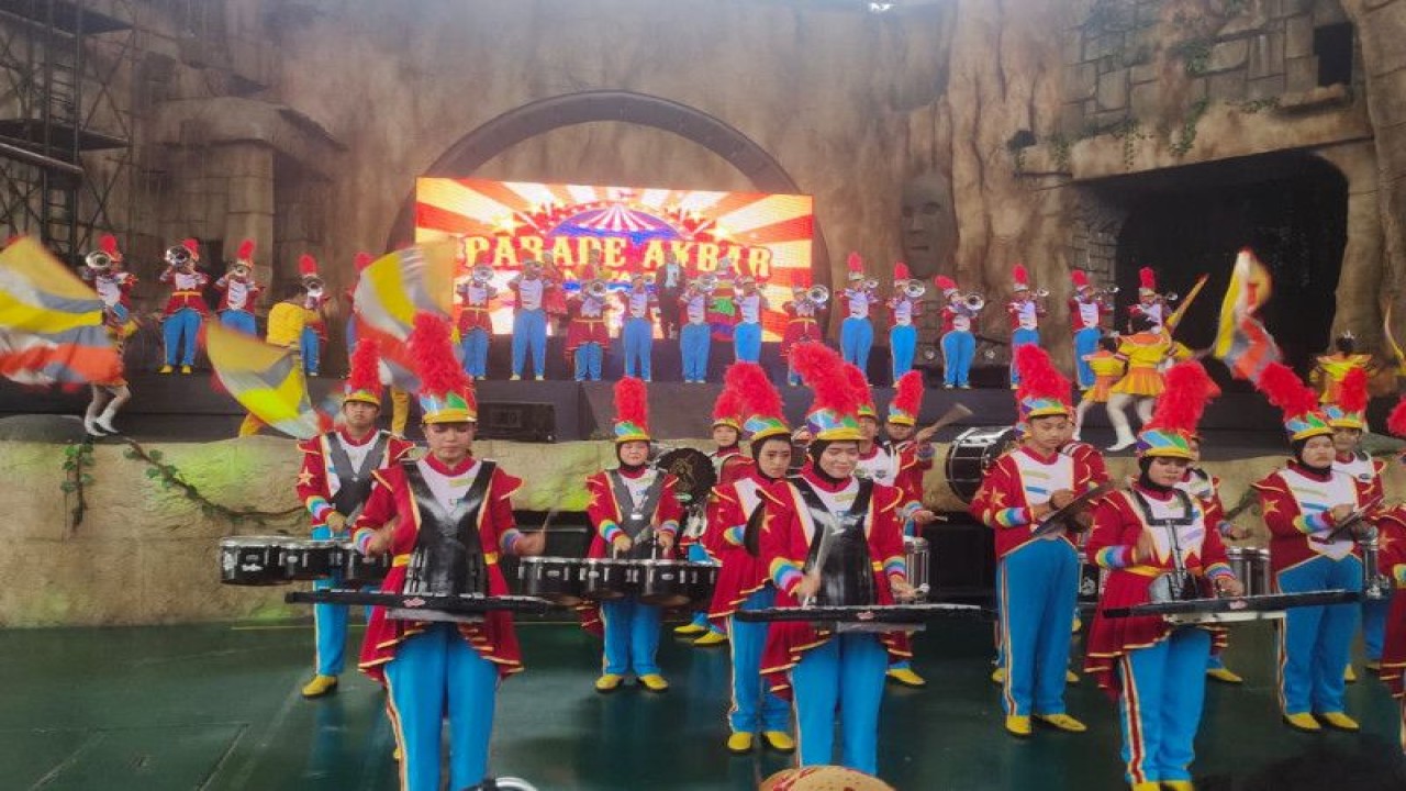Parade Akbar bertemakan Fantasy Wonderland di panggung teater Dunia Fantasi, Taman Impian Jaya Ancol, Jakarta Utara, Kamis (22/12/2022). ANTARA/HO-Wisata Kreatif Jakarta
