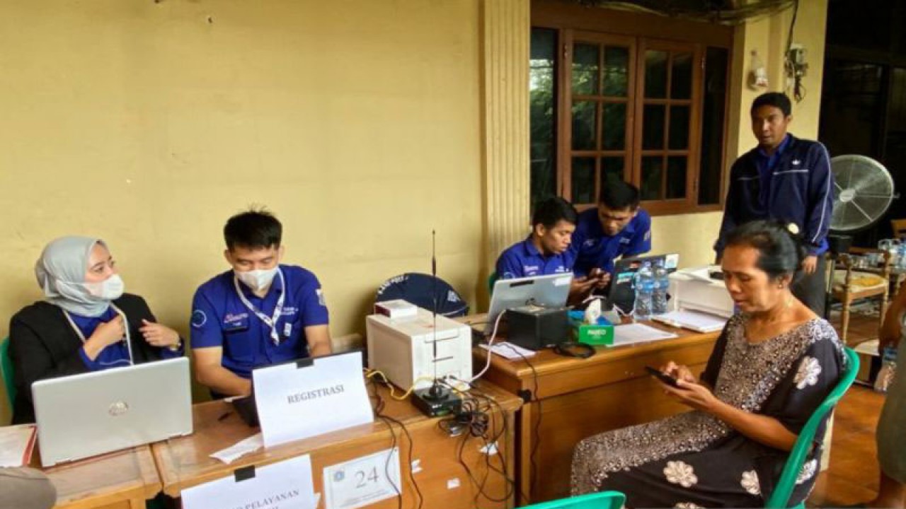 Seorang warga korban kebakaran Mampang tengah mengurus dokumen kependudukan yang musnah di posko pelayanan Suku Dinas Kependudukan dan Catatan Sipil (Dukcapil) Jakarta Selatan, Selasa (27/12/2022). ANTARA/Luthfia Miranda Putri