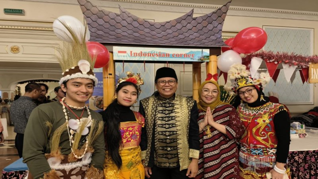 Duta Besar RI untuk Kazakhstan dan Tajikistan Fadjroel Rachman (tengah) bersama staf berpose di depan stan Indonesia dalam bazar amal yang diadakan Association of Spouses of Ambassadors (ASA) di Astana pada Minggu (4/12/2022). (ANTARA/HO-KBRI Astana)
