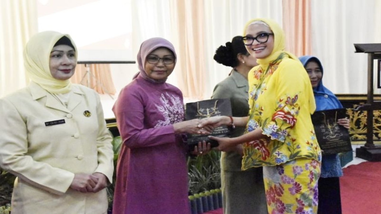 Penasihat Dharma Wanita Persatuan (DWP) Kalteng Ivo Sugianto Sabran memberi cenderamata dan tali asih saat peringatan Hari Ulang Tahun (HUT) ke-23 DWP di Gedung Wanita Palangka Raya, Kamis, (8/12/2022). (ANTARA/HO-Diskominfosantik Kalteng)