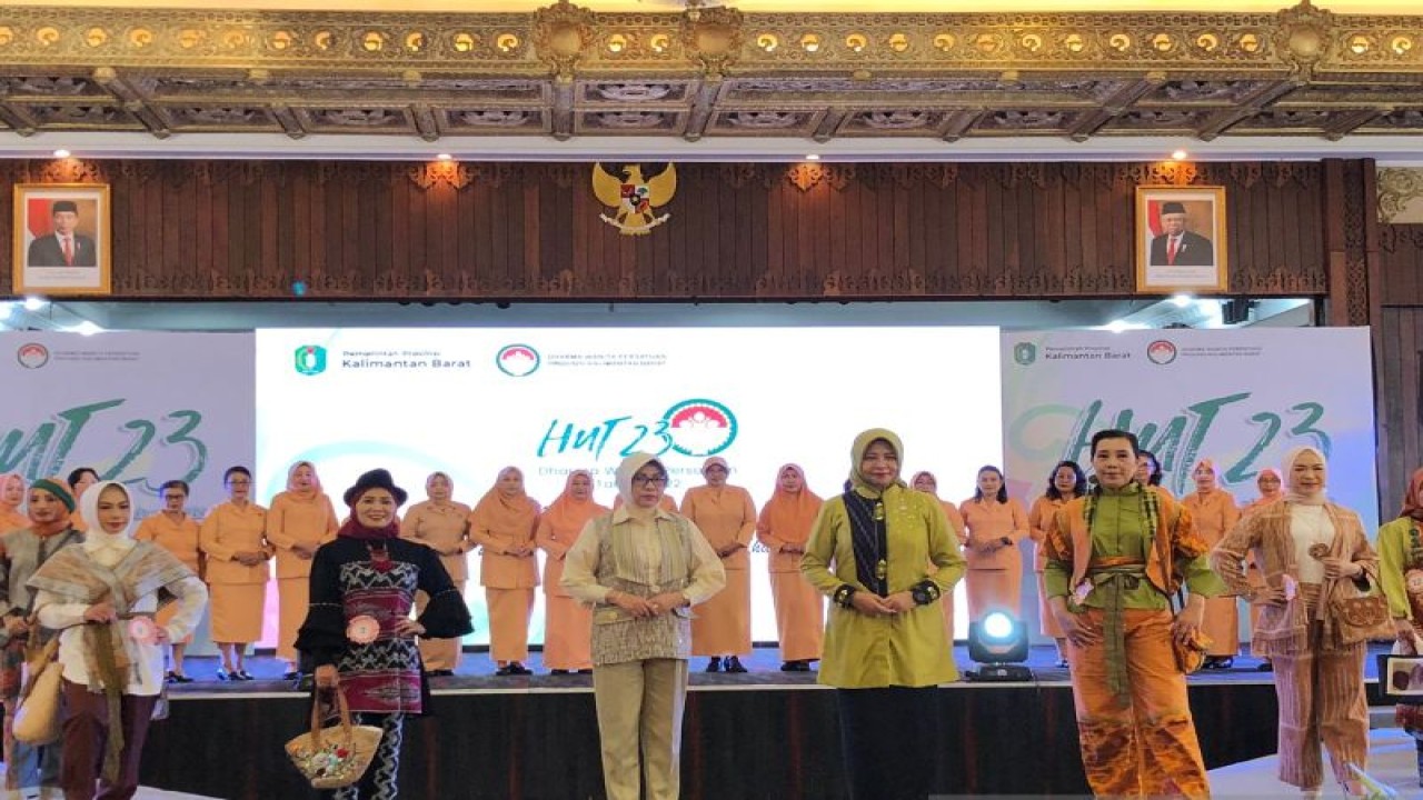 Peringatan HUT ke-23 Dharma Wanita Kalbar di Pontianak. ANTARA/Sucia Lucinda