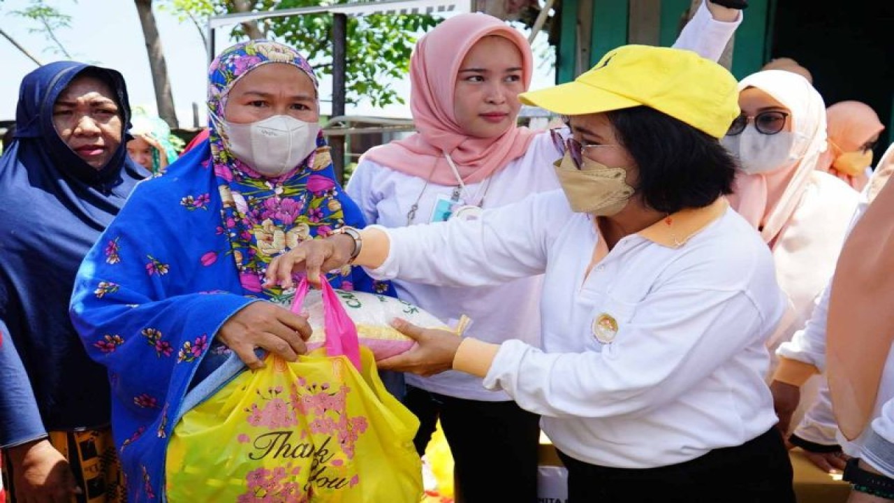 DWP Kemenkumham Sulsel menyalurkan bantuan sembako untuk masyarakat pra sejahtera di Kecamatan Mangala, Makassar, Rabu (7/12/2022). ANTARA/HO-Humas Kemenkumham Sulsel