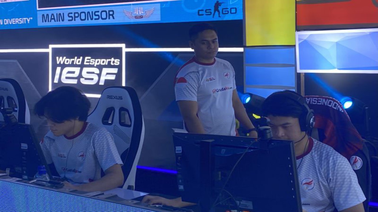 Para pemain timnas CS:GO putra Indonesia beraksi pada melawan Vietnam dalam kejuaraan esport dunia IESF Bali 14th World Esports Championship 2022, di Ice Stage, Merusaka, Nusa Dua, Bali, Kamis (8/12/2022). (ANTARA/Arindra Meodia) (ANTARA/Arindra Meodia)