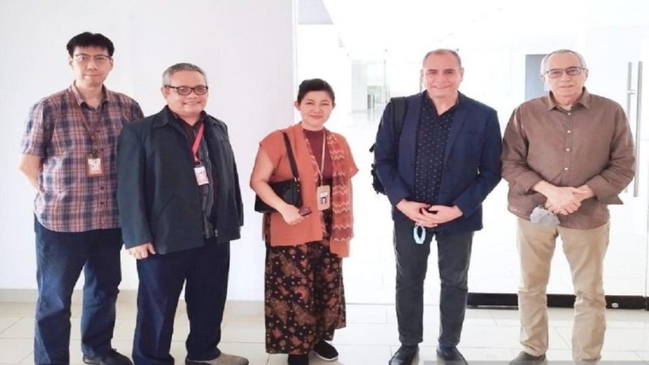 Eddy Yusuf, Ph.D,,  Wakil Rektor II (paling kiri) bersama Dr. Ir. Lukas Beladi Sihombing, MT, MPU, M. ASCE, Dekan FTD UPJ Clara Evi C. Citraningtyas, Ph.D., Dekan FHB UPJ Prof. Ciro Rodriguez Rodriguez, Professor University of San Marcus, Peru dan Ir. Frans Satyaki Sunito, Presiden UPJ ( paling kanan)