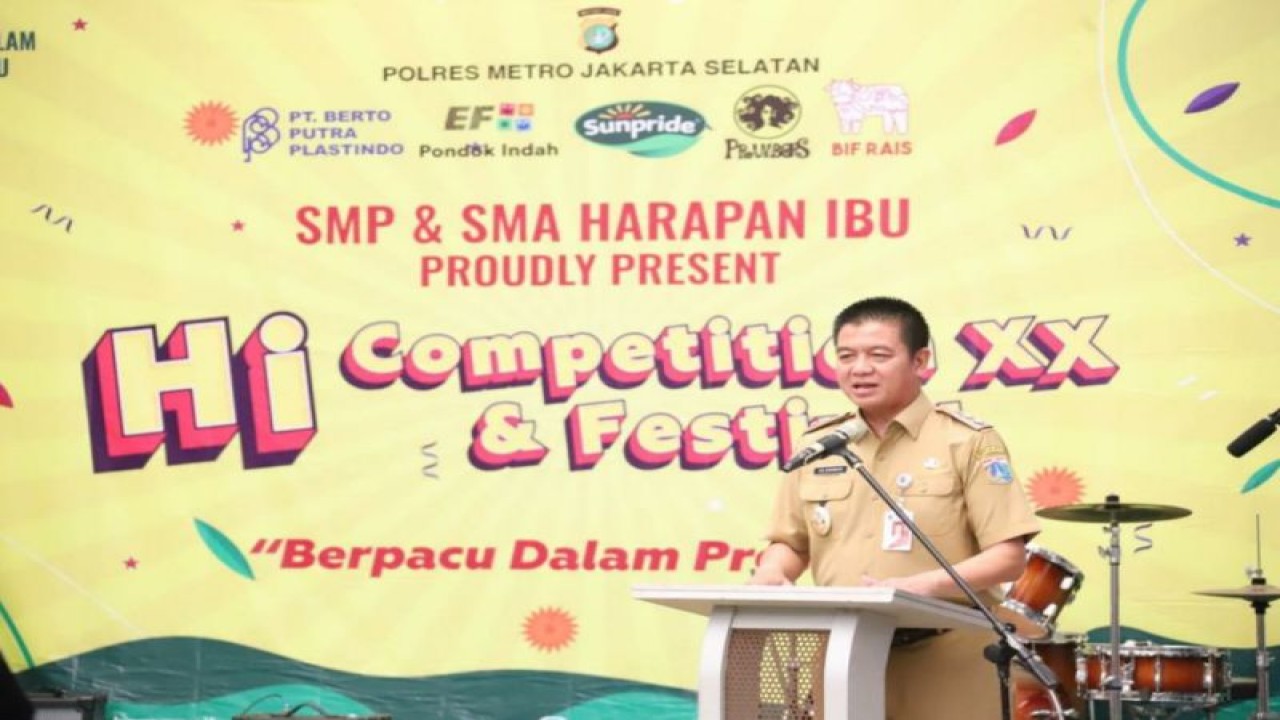 Wakil Wali Kota Administrasi Jakarta Selatan Edi Sumantri tengah memberikan arahan pada ajang olahraga dan pengetahuan bertajuk HICOM XX Sekolah Islam Harapan Ibu, Jakarta, Senin (12/12/2022). ANTARA/HO-Kominfotik Jakarta Selatan