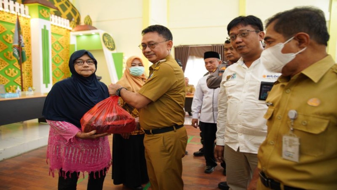 Wali Kota Pontianak Edi Rusdi Kamtono menyerahkan paket bantuan sembako kepada warga. (ANTARA/HO-Jimi)