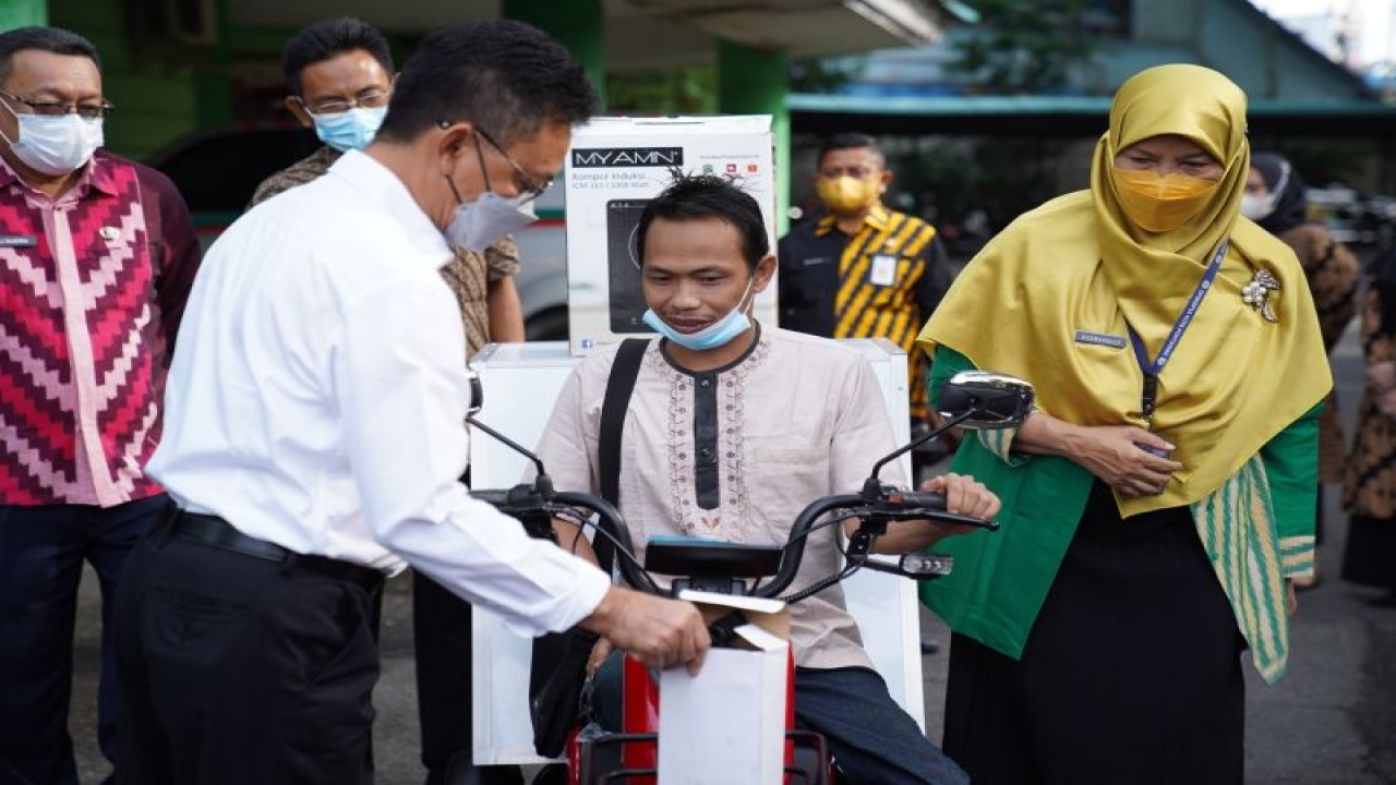 Wali Kota Pontianak, Edi Rusdi Kamtono menyerahkan sepeda listrik yang dilengkapi etalase mini kepada warga penyandang disabilitas untuk berjualan makanan ringan beberapa waktu silam. ANTARA/HO-Jimi