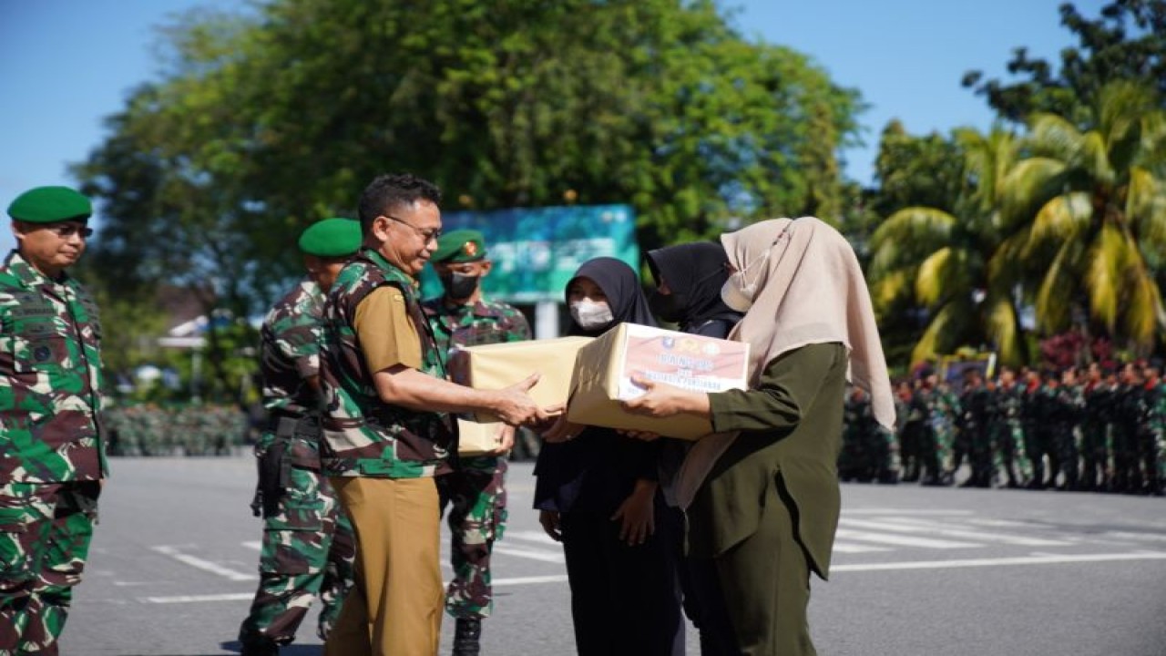 Wali Kota Pontianak Edi Rusdi Kamtono turut menyerahkan bantuan paket sembako dari TNI AD. Foto ANTARA/HO-Jimi.