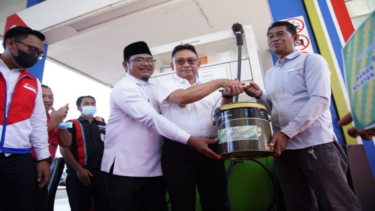 Wali Kota Pontianak Edi Rusdi Kamtono secara simbolis menyerahkan bantuan BBM kepada perwakilan nelayan di SPBU Jalan 28 Oktober, Kecamatan Pontianak Utara, Kota Pontianak. (ANTARA/HO-Jimi)